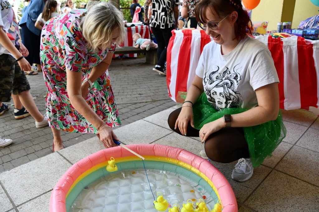 Marlies Cassuhn beim Entenangeln beim Fest des Zentrums Don Bosco zum Thema Jahrmarkt