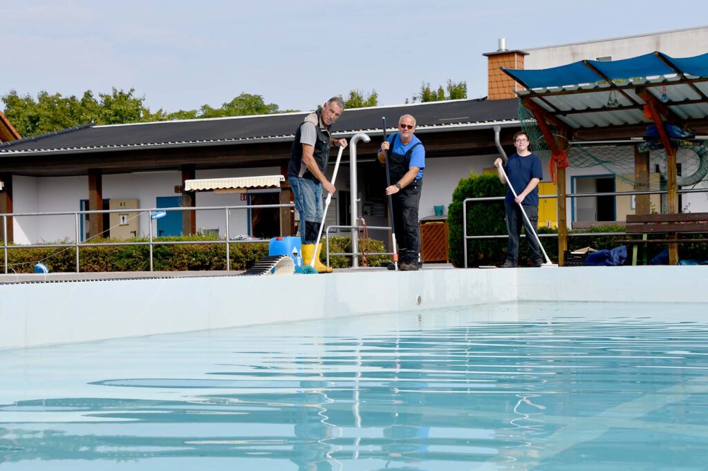 Lifeguard Andreas Harwig, swimming instructor Stefan Grahn and school intern Alessandro prepare the swimming pool for winter.