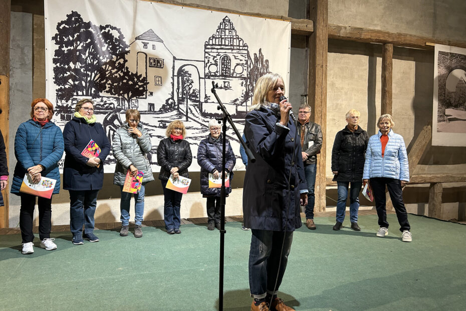 Mayor Marlies Cassuhn opens the community singing.