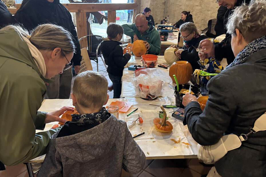 Das Kürbisschnitzen kam bei den Kindern und ihren Familien besonders gut an.