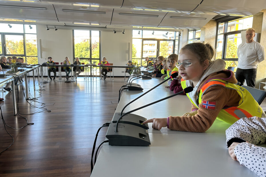 Das Testen der Mikrofone im Ratssaal fand großen Anklang bei den Kindern aus Dahlenwarsleben.