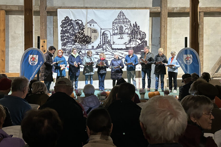 The Glindenberg choir led the singing.