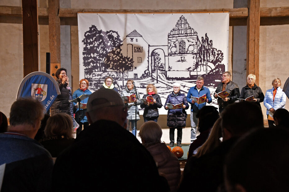 The Glindenberg choir led the guests in singing.