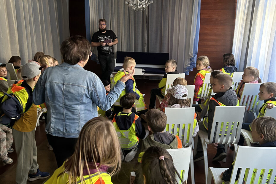 Die Grundschüler aus Dahlenwarsleben erkundeten den Trauraum des Wolmirstedter Rathauses.