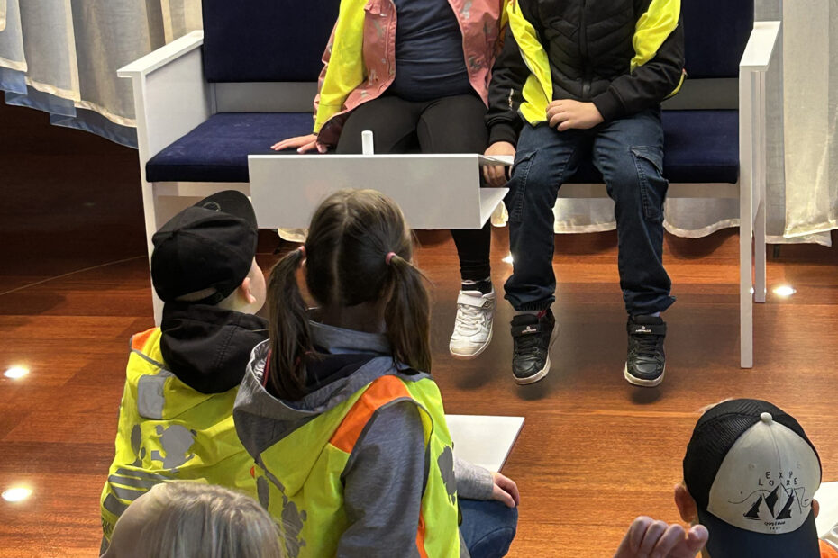 Die Schulkinder machten Probesitzen, wo sonst die Hochzeitspaare getraut werden.