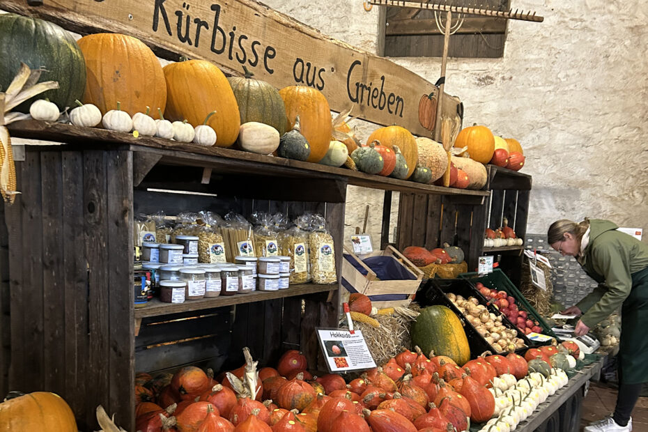 Extra aus Grieben war ein Händler-Paar angereist und bereicherte den hersbtlichen Regionalmarkt in Wolmirstedt.