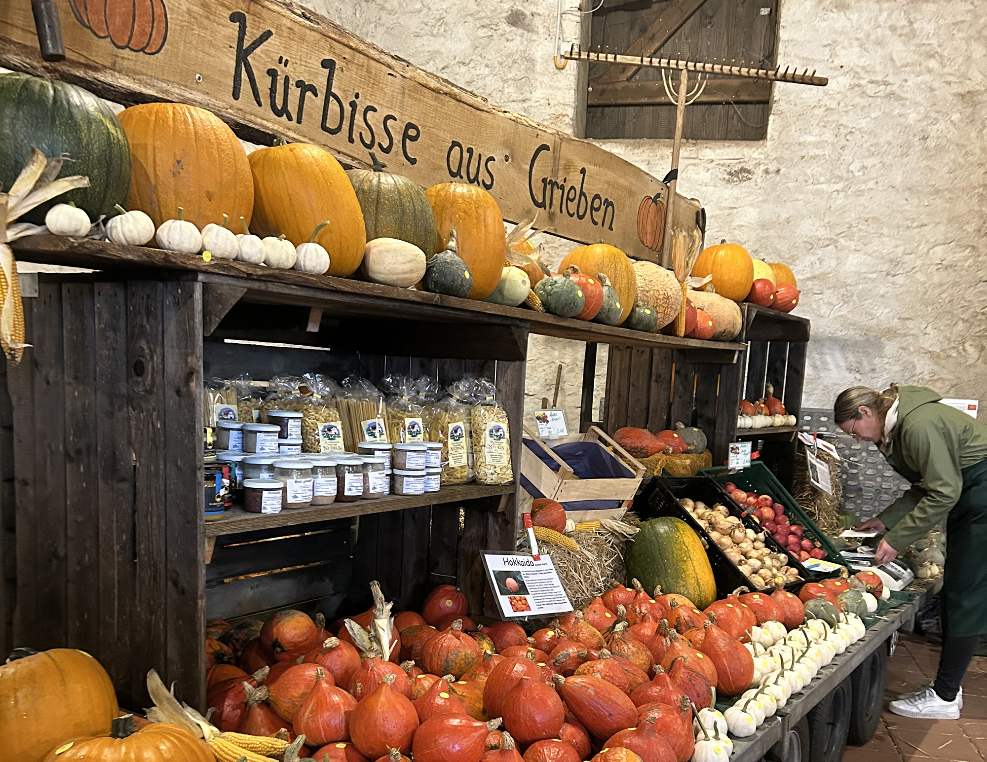 Extra aus Grieben war ein Händler-Paar angereist und bereicherte den hersbtlichen Regionalmarkt in Wolmirstedt.