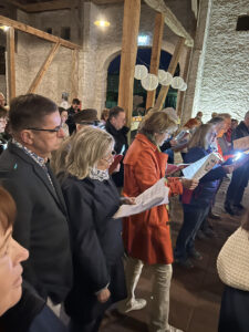 Gemeinsamen sangen die Bürgerinnen und Bürger zehn ausgewählte Lieder.