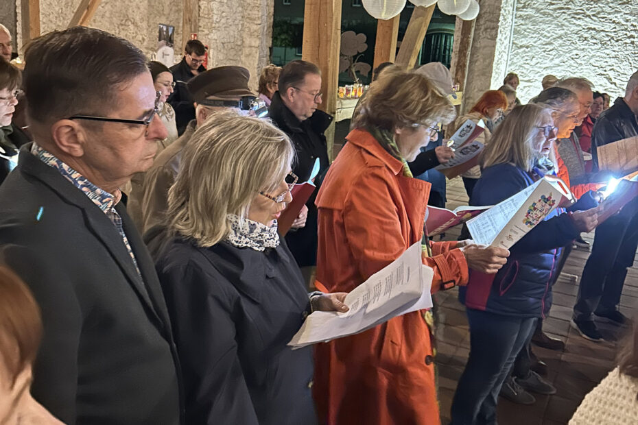 Together, the citizens sang ten selected songs.