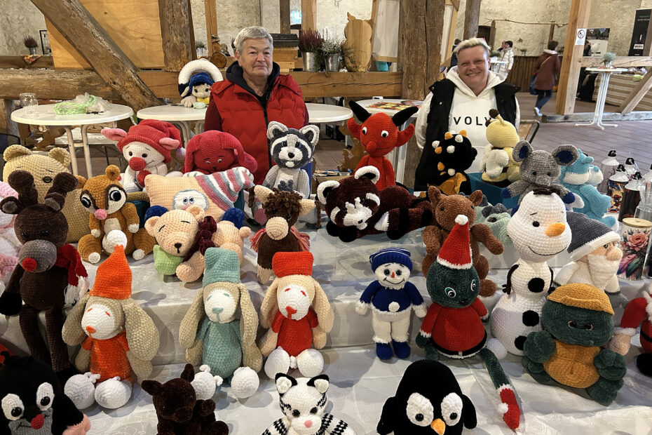 Handgefertigte Kuscheltiere wurden beim Regionalmarkt verkauft.