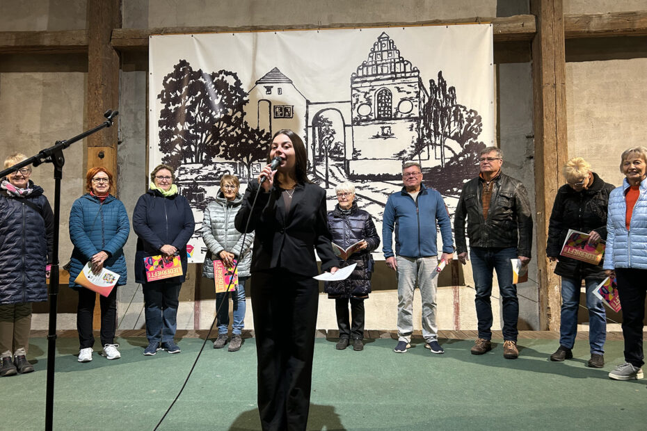 Helene Krause hosted the community singing.