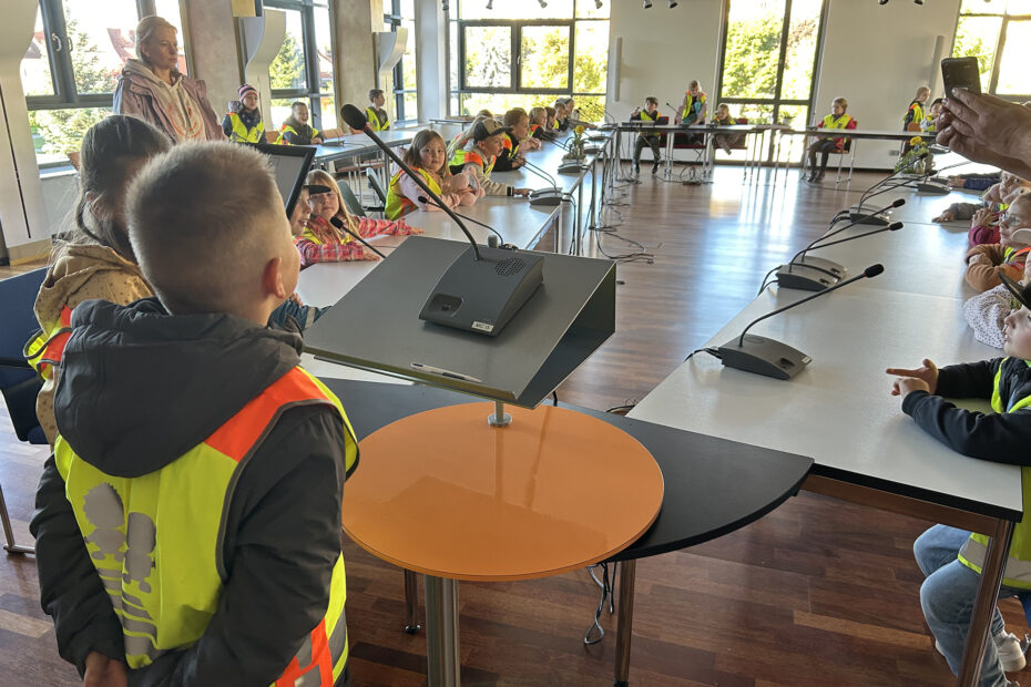 Im großen Ratssaal setzten sich die Kinder an die Tische wie sonst die Mitglieder des Stadtrates.