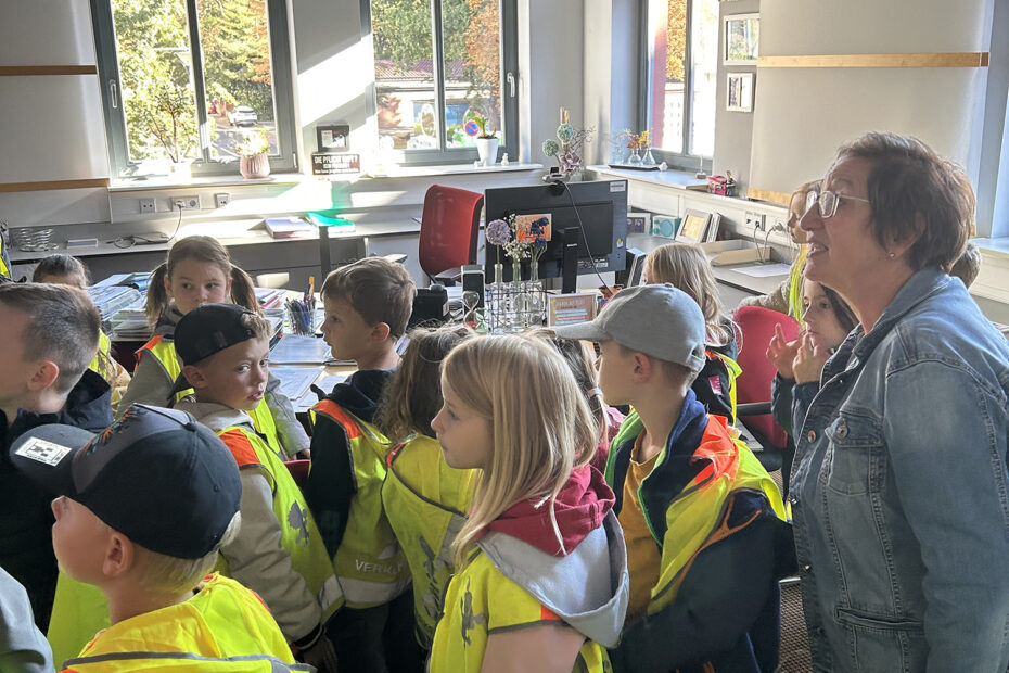 Ines Rakowski erlaubte den Mädchen und Jungen einen Blick in das Büro der Bürgermeisterin, die gerade bei einem Termin und deshalb nicht da war.