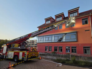Mit der Drehleiter übte die Wolmirstedter Feuerwehr am Rathaus. Foto Freiwillige Feuerwehr Wolmirstedt