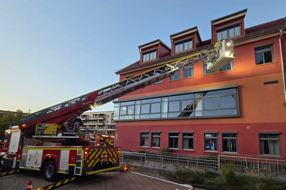 The Wolmirstedt fire department practiced with the turntable ladder at the town hall. Photo Wolmirstedt volunteer fire department