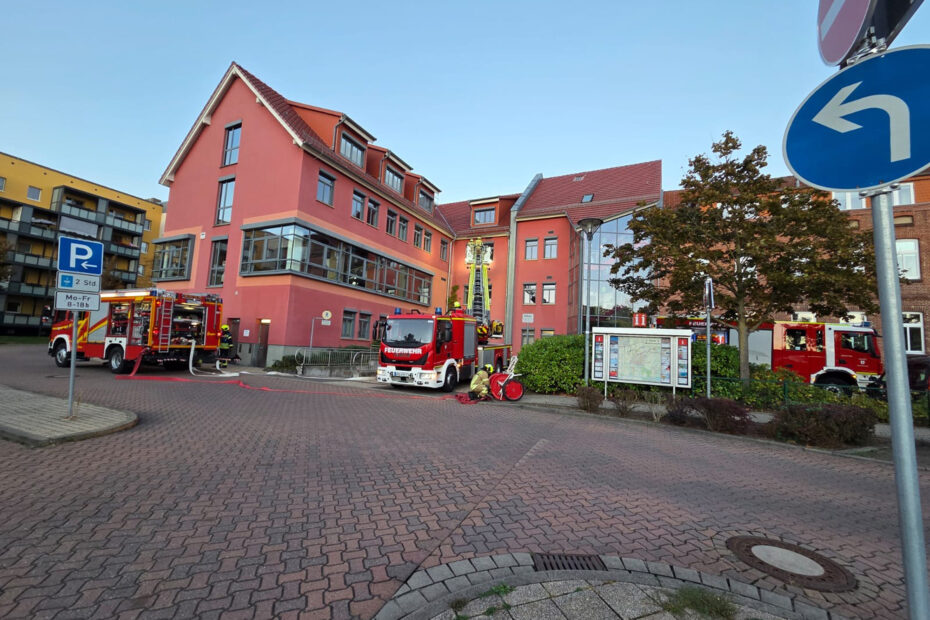 The fire department rehearsed an emergency at the town hall with several vehicles and many firefighters. Photo Volunteer fire department Wolmirstedt