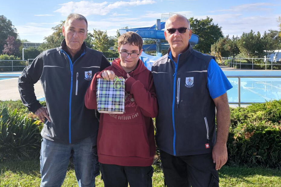 Student intern Alessandro Sölter with the staff of the Wolmirstedt swimming pool.