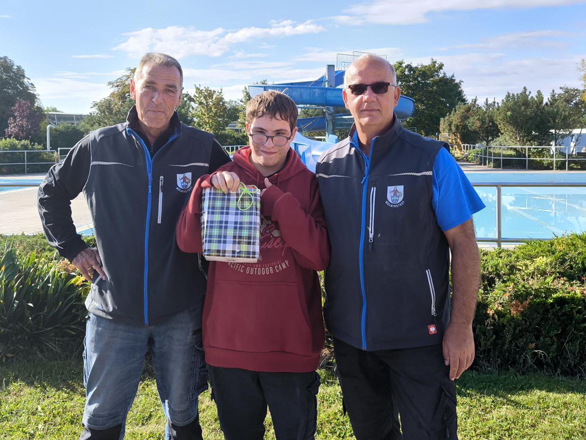 Schülerpraktikant Alessandro Sölter mit den Mitarbeitern des Wolmirstedter Schwimmbades.