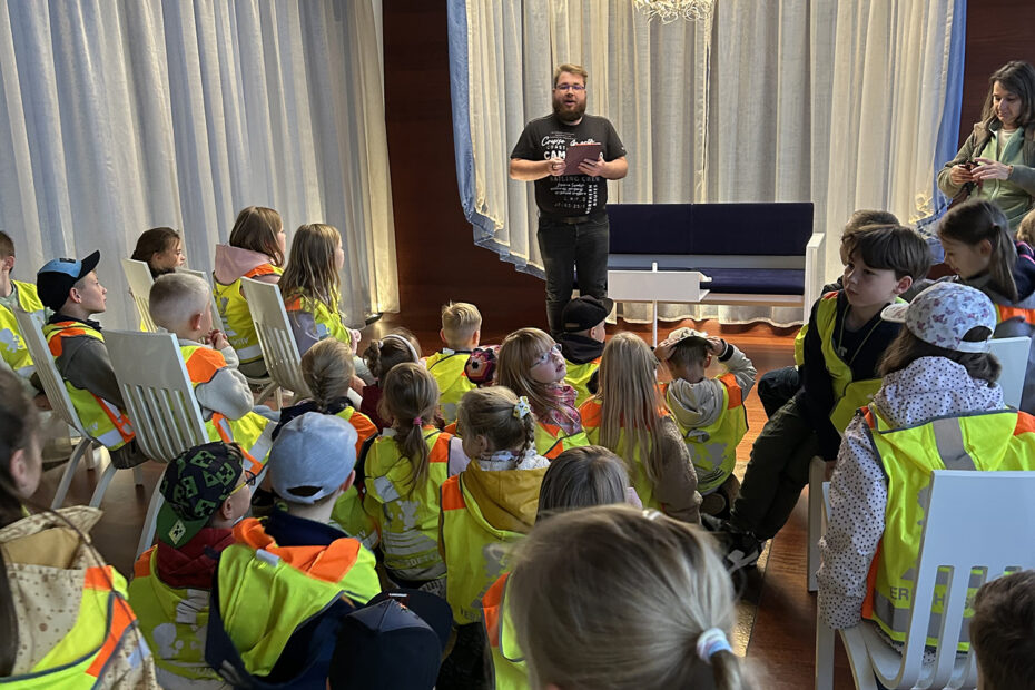 Standesbeamter Tobias Döring zeigte den Kindern, dass es im Trauraum auch Musik gibt.