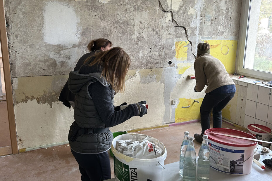 Old wallpaper is removed