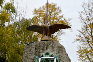 Der Adler ist auf seinem neuen Platz gelandet.