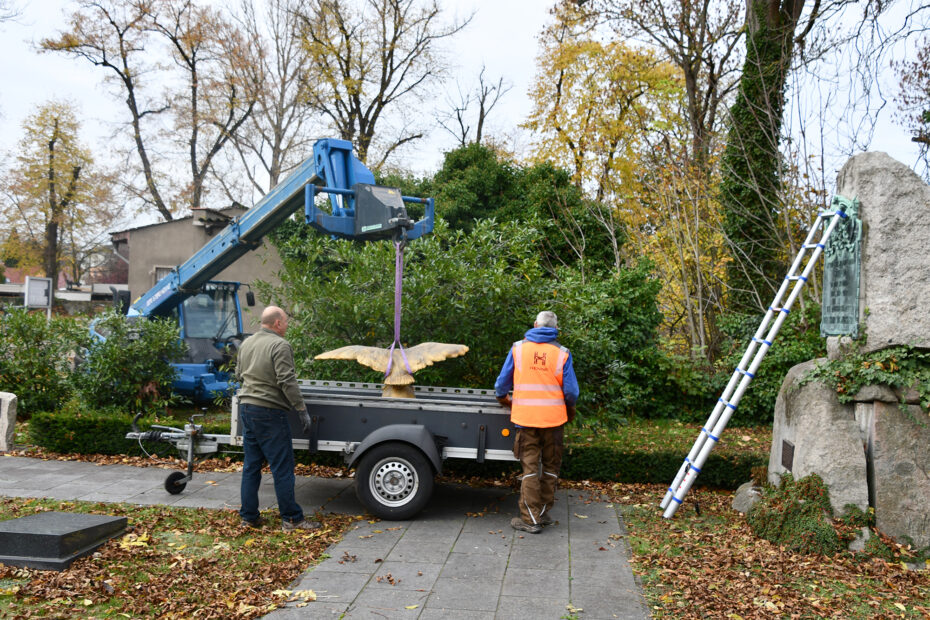 Der Adler wird angehoben.