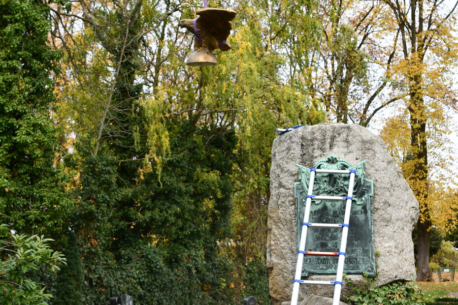 Der Adler wird auf seinen Sockel - das Kriegerdenkmal auf dem Wolmirstedter Friedhof - gehoben.