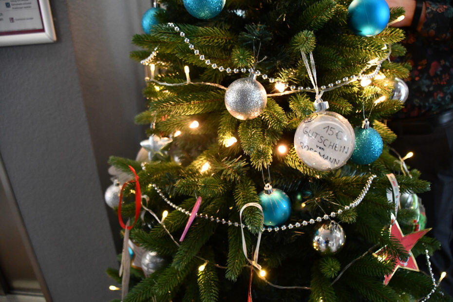 Der-Weihnachtswunschbaum-der-Stadt-Wolmirstedt