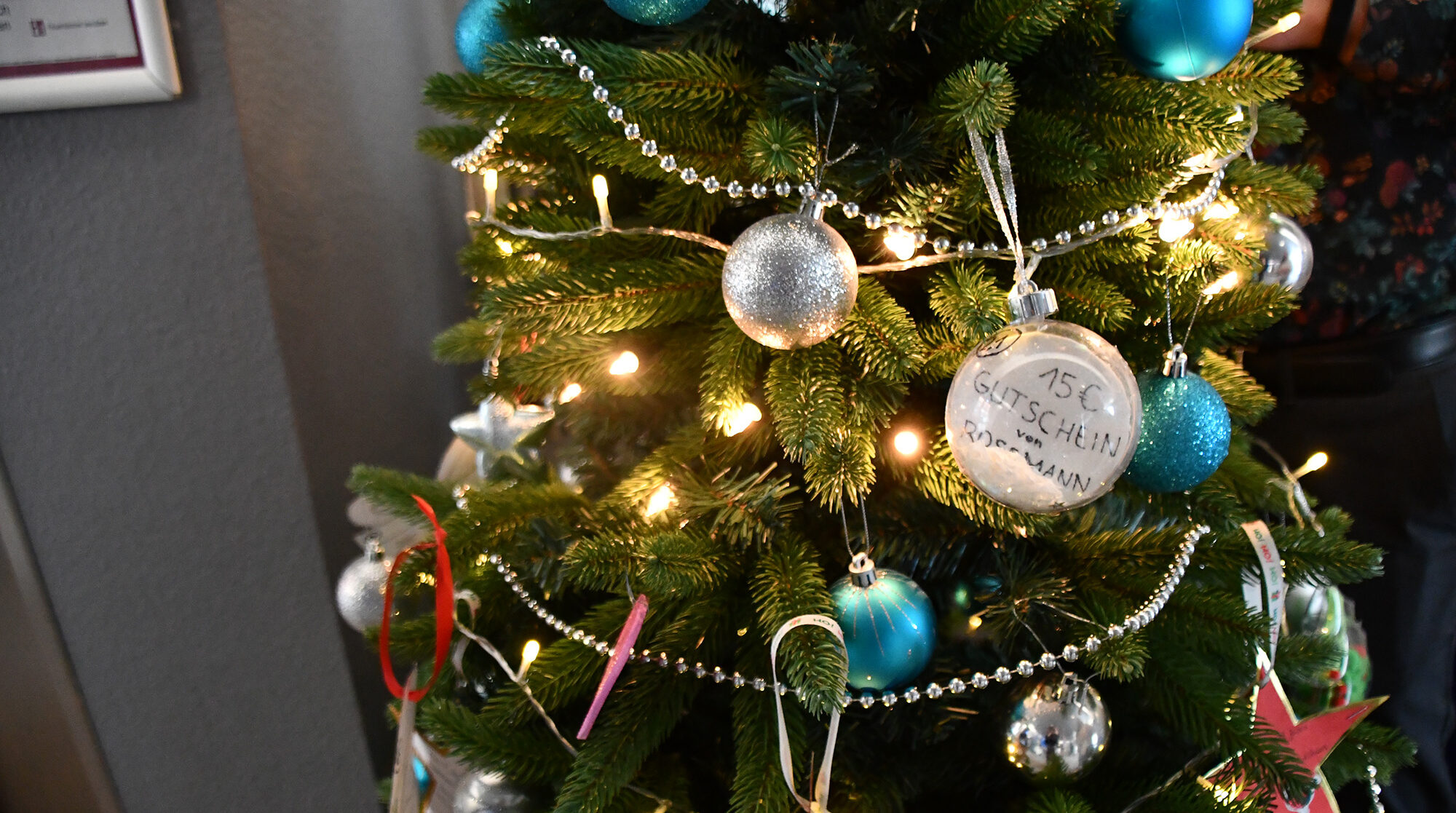 Der-Weihnachtswunschbaum-der-Stadt-Wolmirstedt