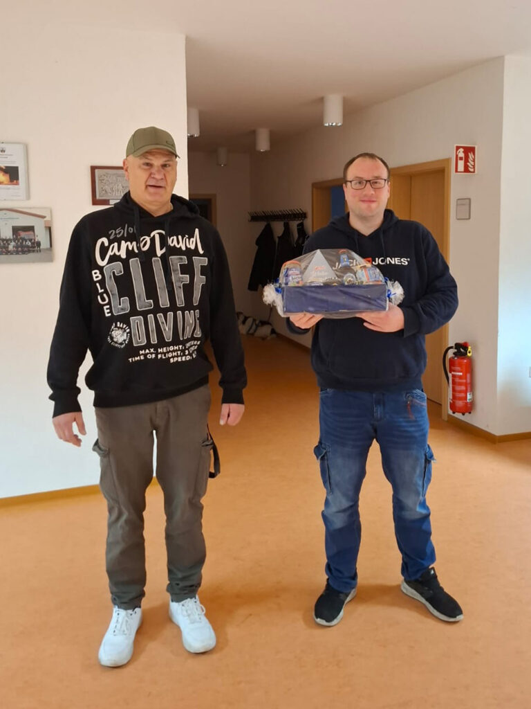 The town of Wolmirstedt would like to thank Marco Reinhardt (left) for his many years of commitment as head of the Wolmirstedt fire department.