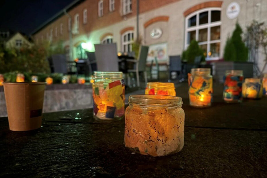 Die Veranstalter hatten Teelichter auf der Schlossdomäne aufgestellt.