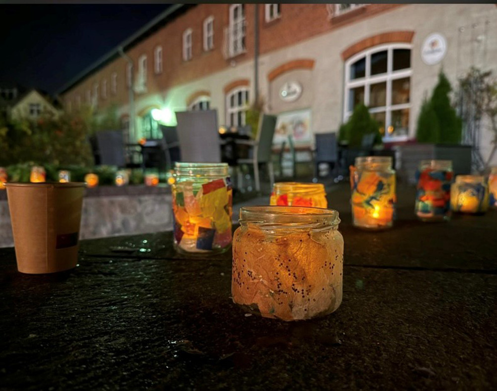 Die Veranstalter hatten Teelichter auf der Schlossdomäne aufgestellt.