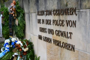 Kränze zum Gedenken am Kriedsdenkmal