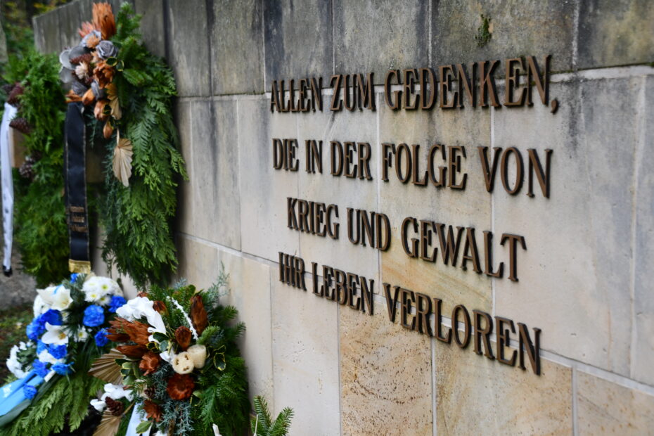 Kränze zum Gedenken am Kriedsdenkmal