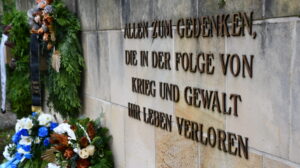Kränze zum Gedenken am Kriedsdenkmal