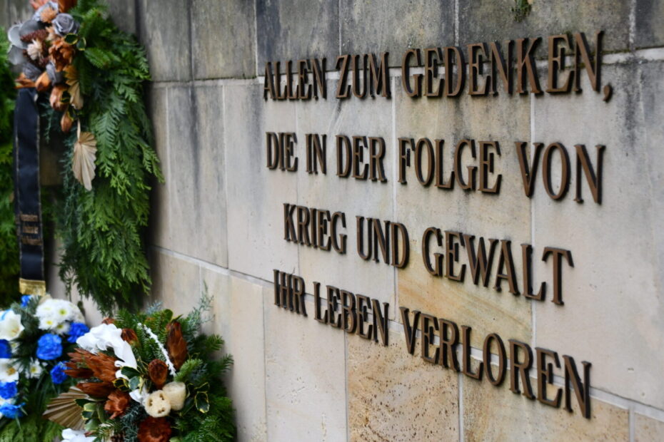 Kränze zum Gedenken am Kriedsdenkmal