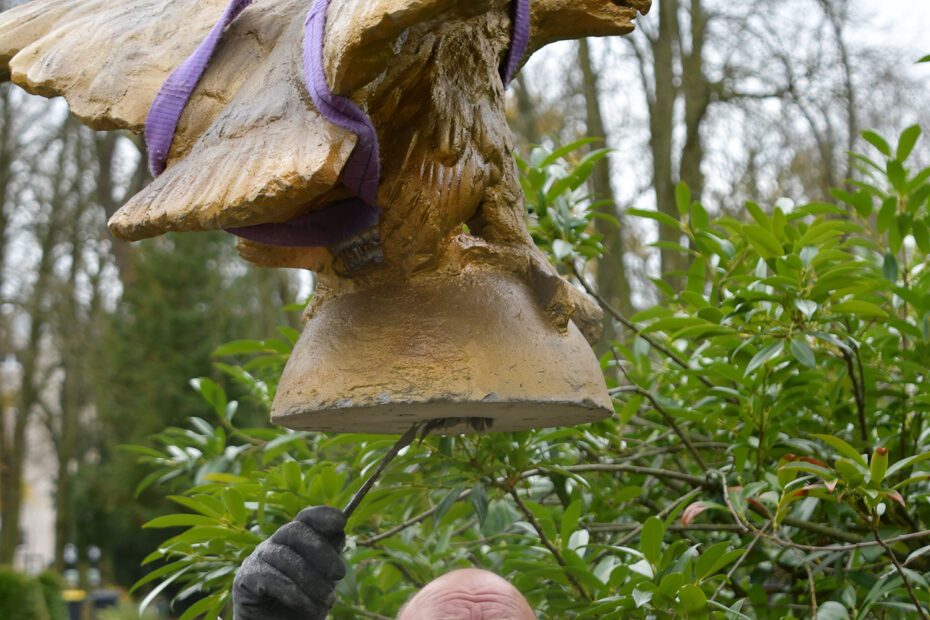 Restaurator Oliver Guhr mit seinem letzten Adler.