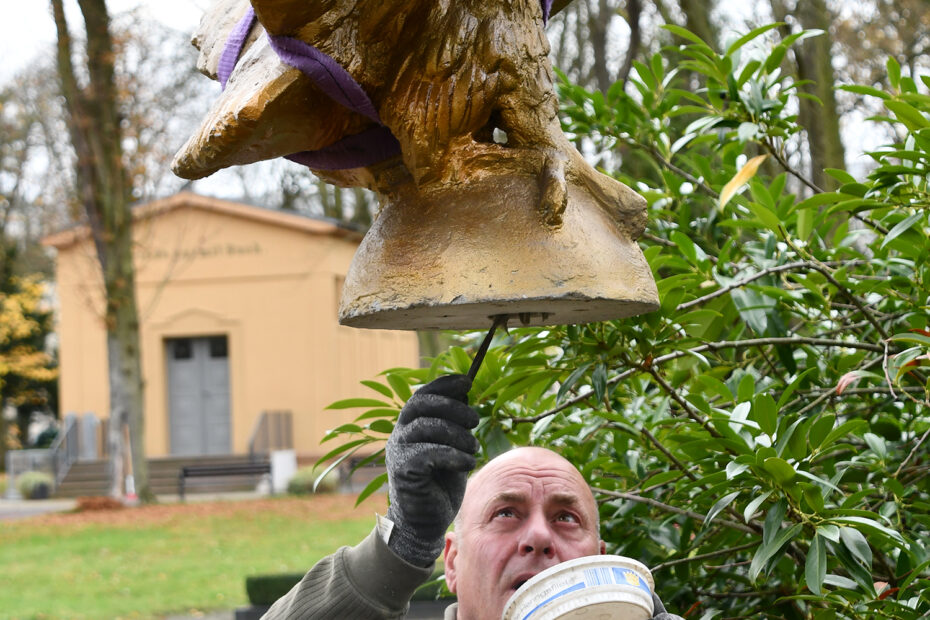 Restaurator Oliver Guhr schmiert Mörtel für die Standfestigkeit auf den Adler.