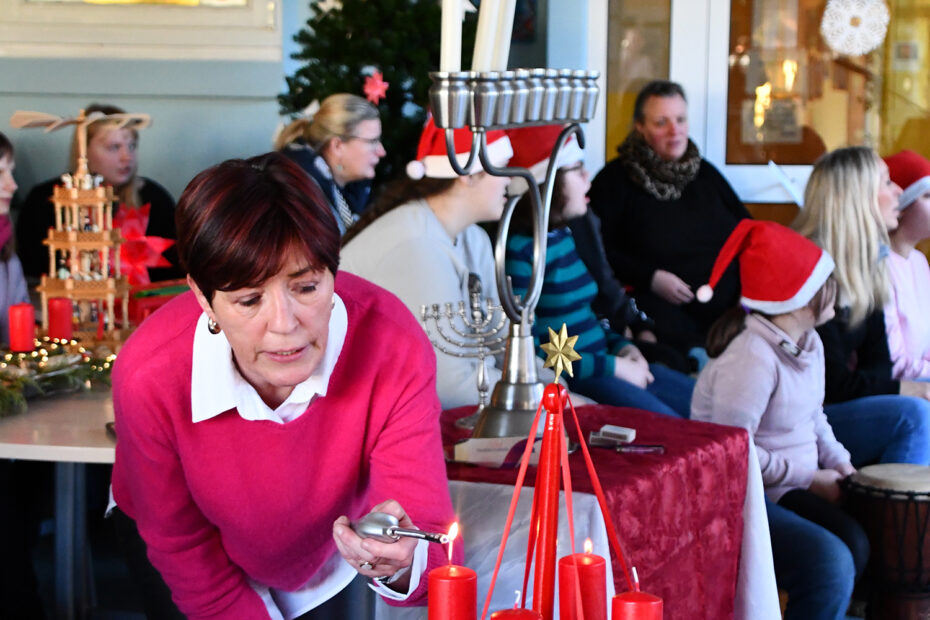 Auch die Kerzen eines Adventskranzes wurden erleuchtet.