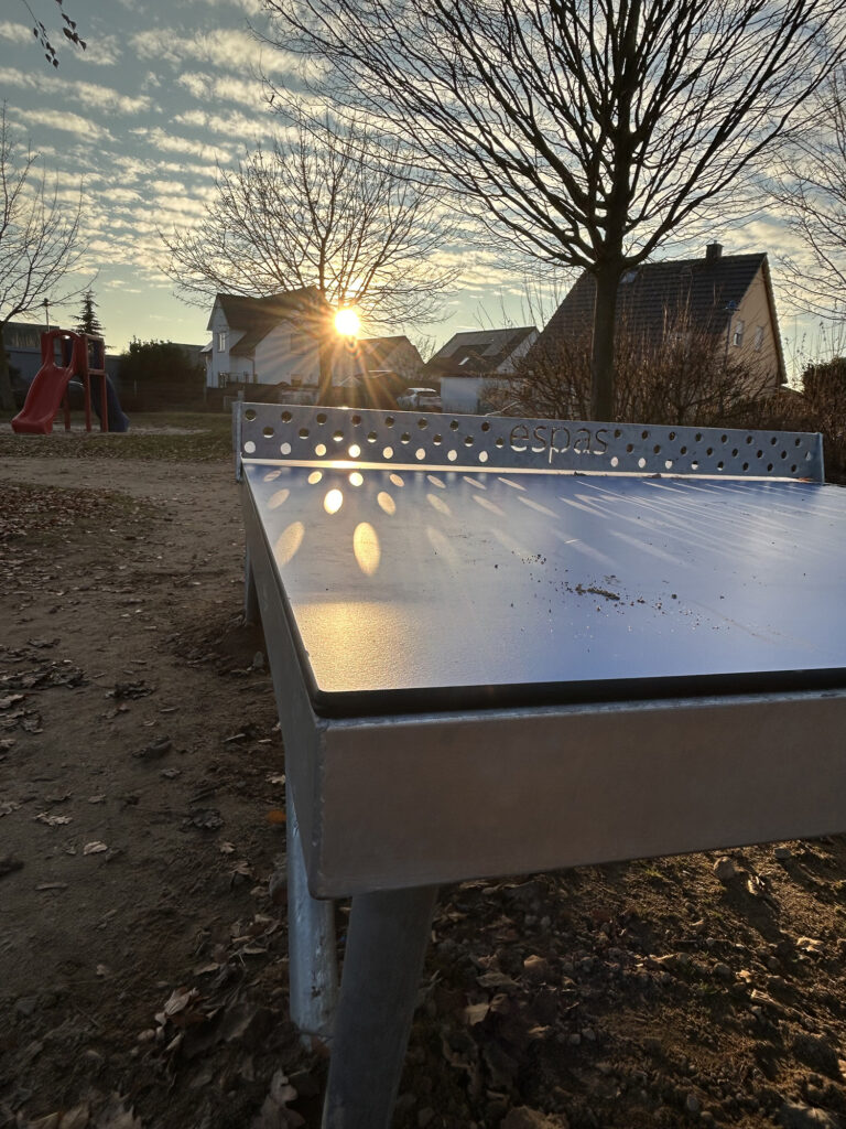 Auf dem Spielplatz an der Falkenstraße in Elbeu steht seit einigen Tagen eine nagelneue Tischtennisplatte.