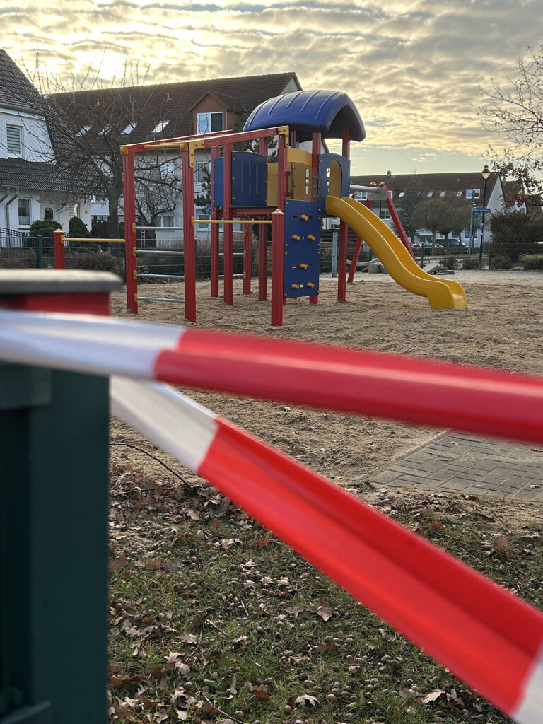Der Spielplatz am Wacholderweg in Wolmirstedt hat eine neue Spielturmkombi erhalten, die zeitnah freigegeben werden soll.