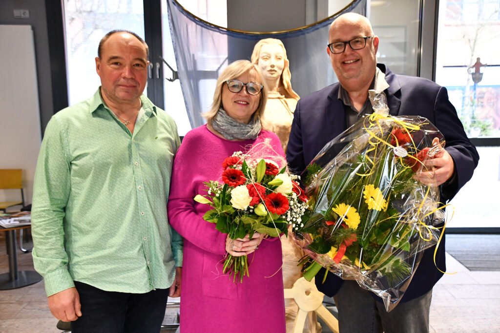 Der stellvertretende Bürgermeister Jens Sonnabend, Bürgermeisterin a.D. Marlies Cassuhn und der neue Bürgermeister Mike Steffens stellten sich für ein Foto auf.