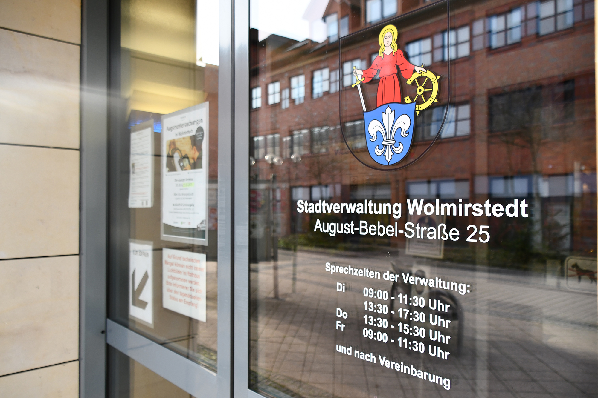 Eingang Rathaus mit Öffnungszeiten