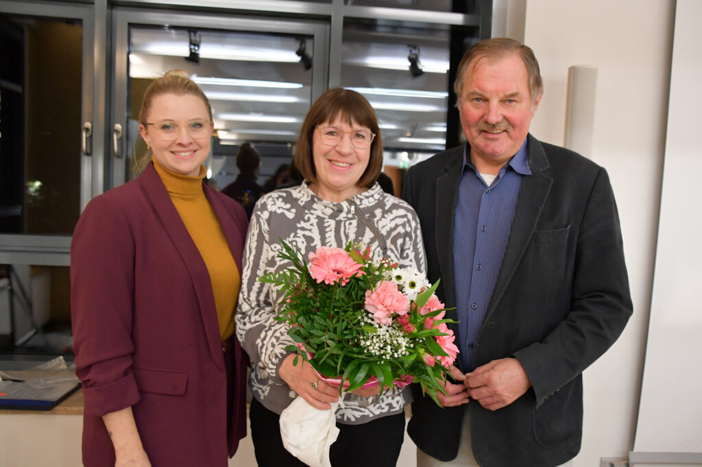 Die zweite stellvertretende Stadtratsvorsitzende Rebecca Hempel und der stellvertretende Stadtratsvorsitzende Fritz-Georg Meyer verabschieden Stadtplanerin Doris Bunk.