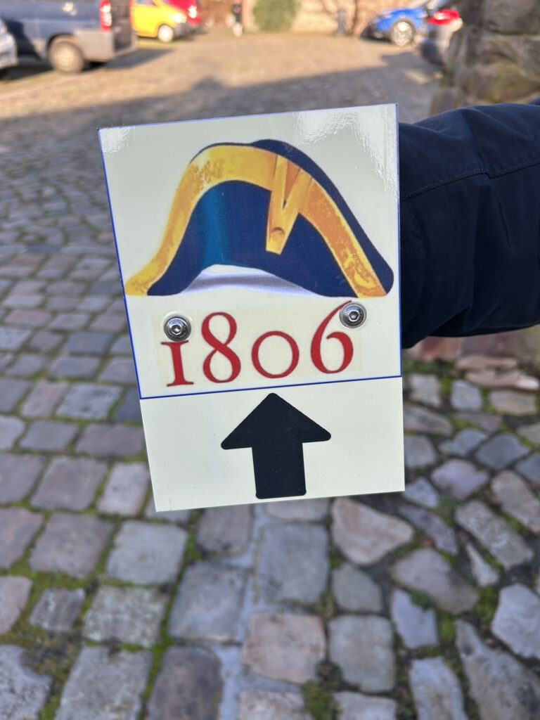 Einer der Wegweiser des Hirstorienwanderweges 1806.