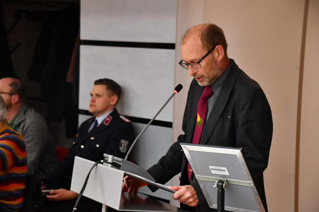 Jürgen Bednorz hält die Laudatio auf Wolfgang Meyer.