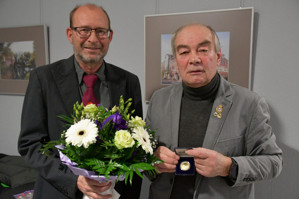 Jürgen Bednorz und Wolfgang Meyer nach der Verleihung des Goldenen Stadttalers von Wolmirstedt.