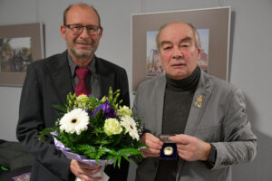 Jürgen Bednorz und Wolfgang Meyer nach der Verleihung des Goldenen Stadttalers von Wolmirstedt.