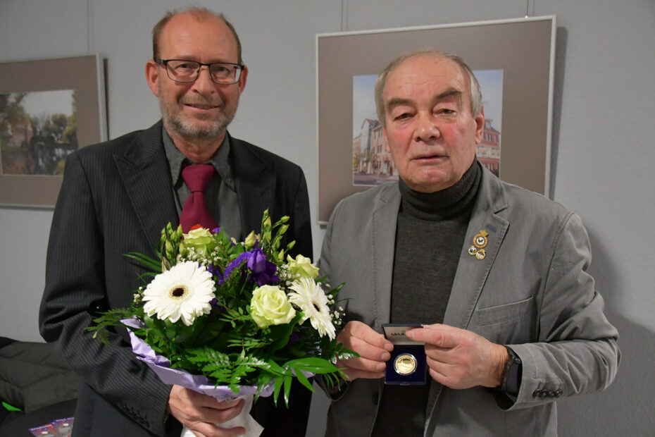 Jürgen Bednorz and Wolfgang Meyer after receiving the Wolmirstedt Golden City Taler.