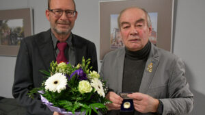 Jürgen Bednorz und Wolfgang Meyer nach der Verleihung des Goldenen Stadttalers von Wolmirstedt.